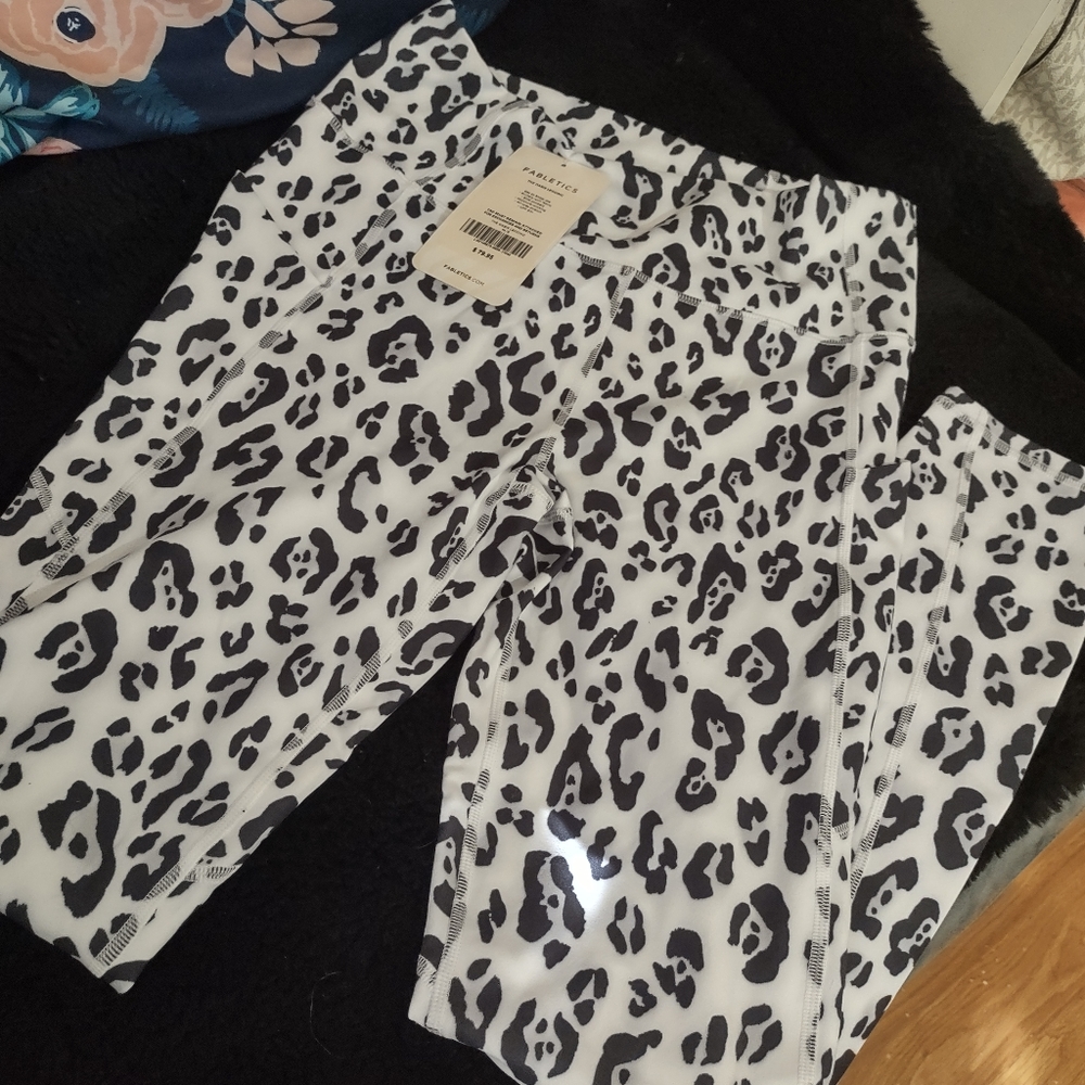 Fabletics snow leopard set - Picture 8 of 9